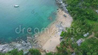 空中：小泥滩，有大石头，蓝色的<strong>清</strong>水和绿色的棕榈树。 泰国普吉岛。 <strong>高清高清</strong>